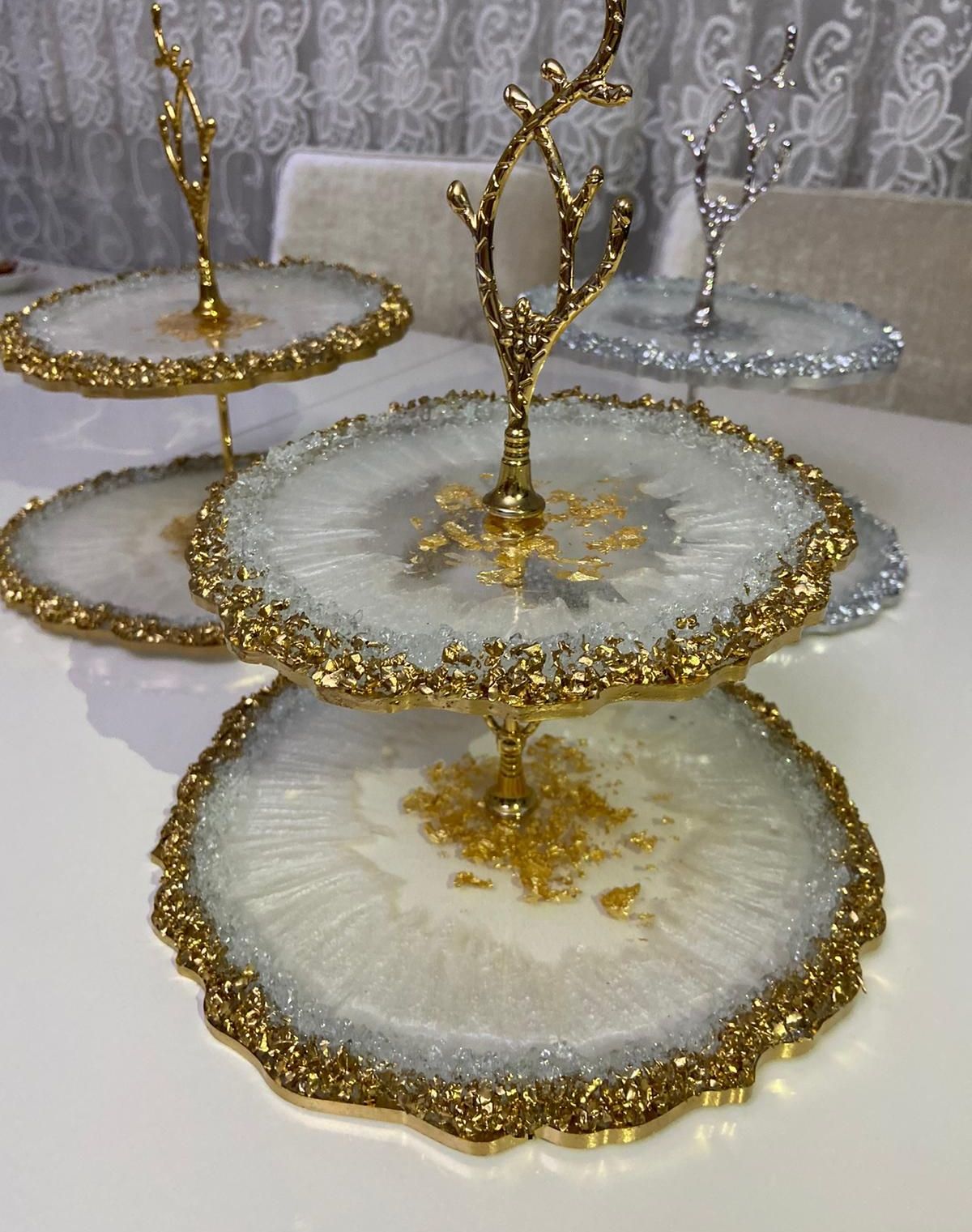 U mashina kalitlarini soradi.